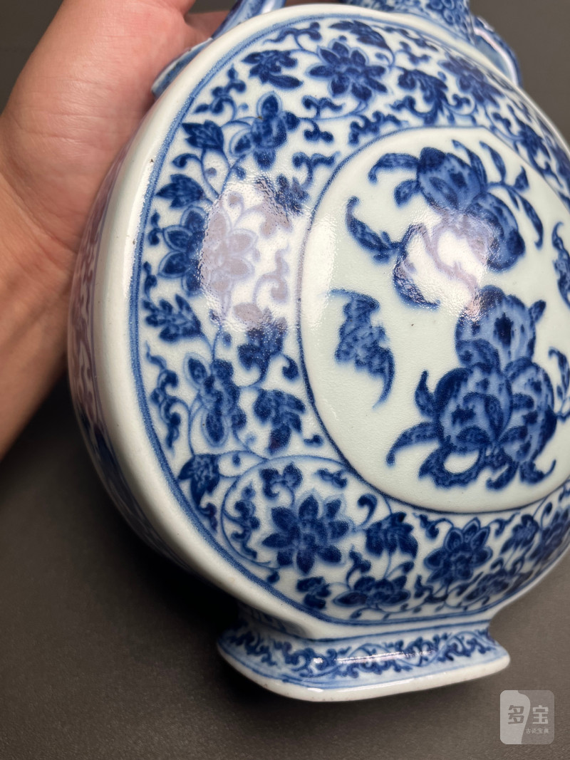 清乾隆  青花缠枝莲杏圆开光福寿纹双如意耳扁瓶 - 图22